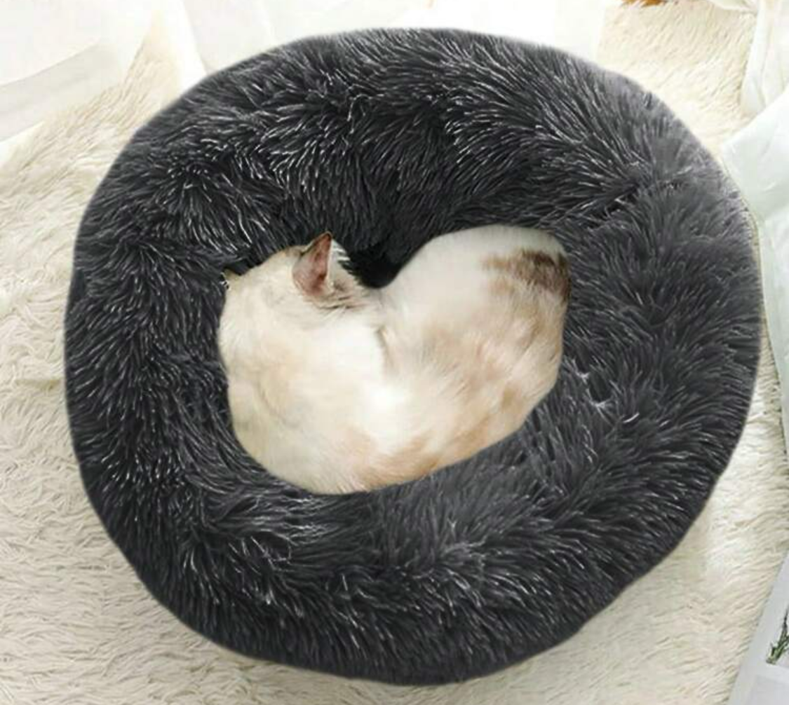 Cuccia per gatti morbida grigio scuro.